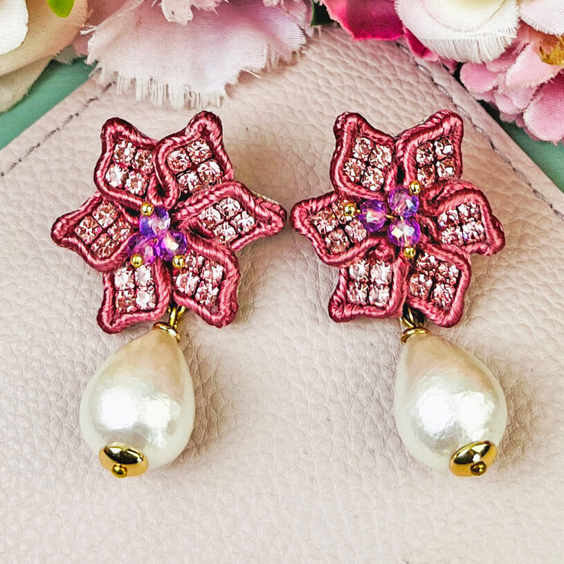 Süße Blumen-Soutache-Ohrringe in Puderrosa mit kleinen Baumwolltropfen