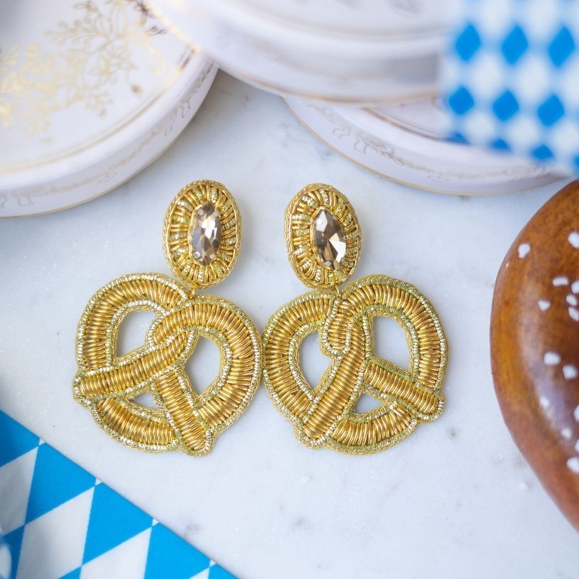 Auffällige Soutacheohrringe als goldene Bretzel