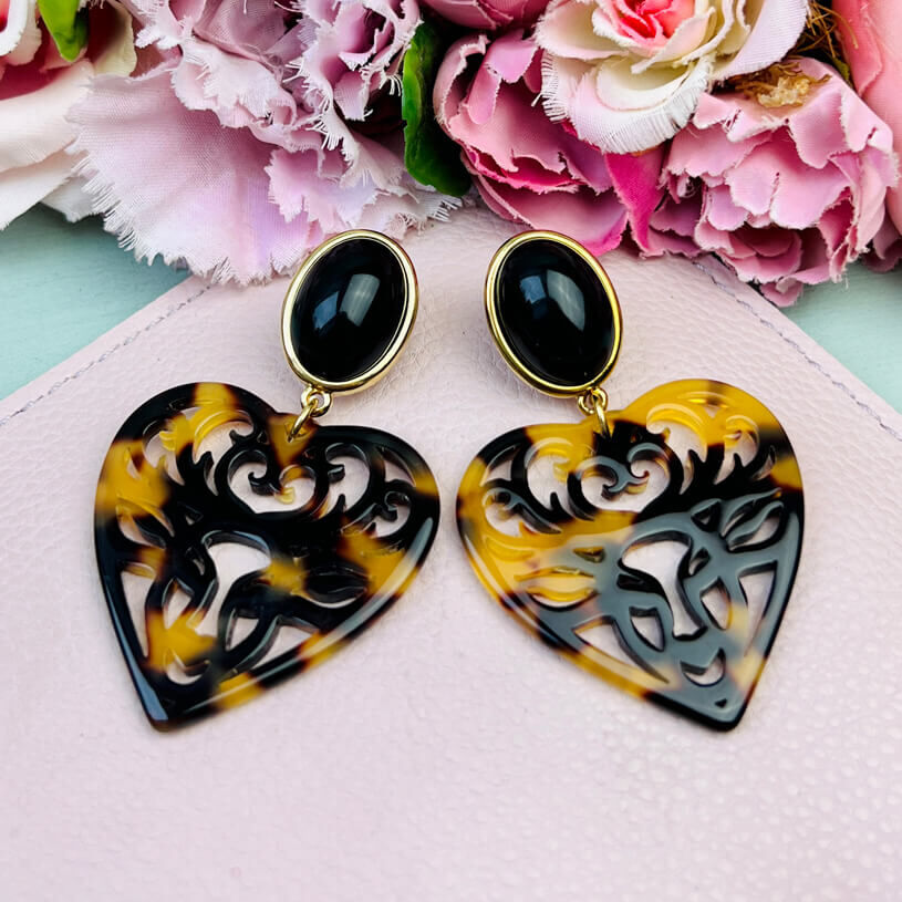 Schwarze Hirsch-Ohrringe mit Herz-Ornament in Schildpattfarben von AmuseToi