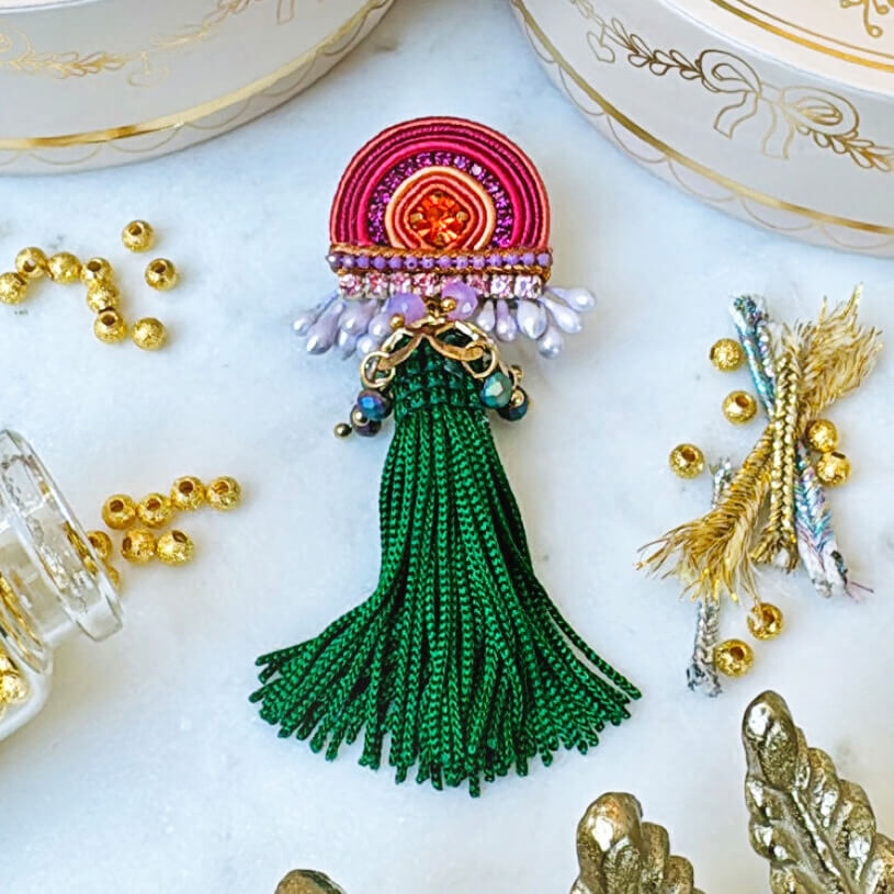 SchwesterSchwester Vorbestellbar - Verspielte Soutache-Ohrringe in Pink-Orange mit grüner Quaste