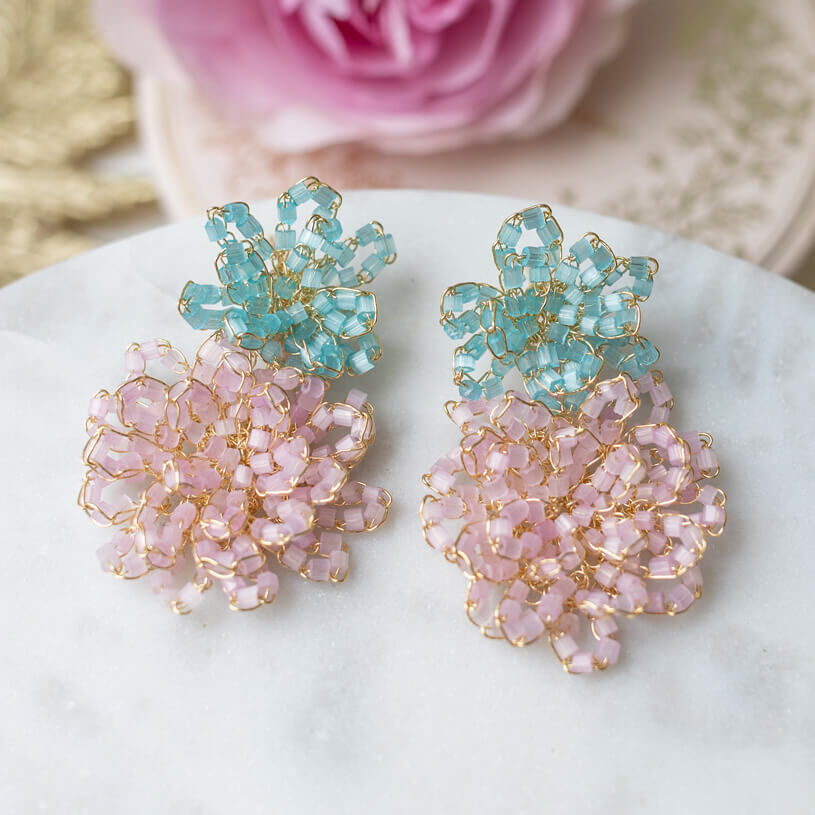Außergewöhnliche Perlen-Ohrringe aus zwei Blüten in Blau und Rosa
