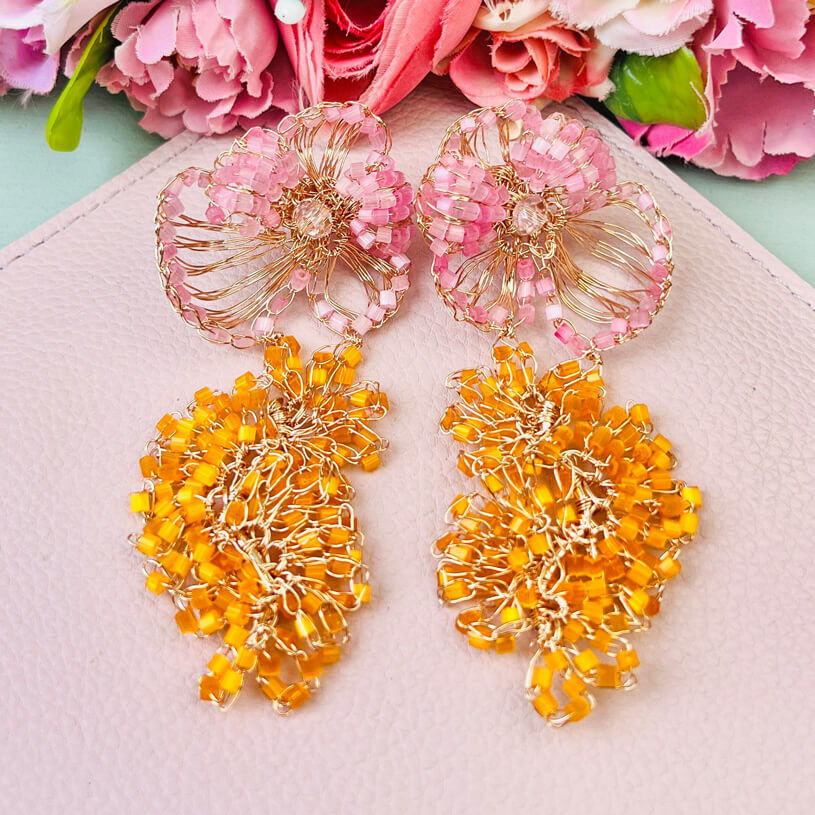 Bunte florale Ohrringe aus Perlen in Pink und Orange