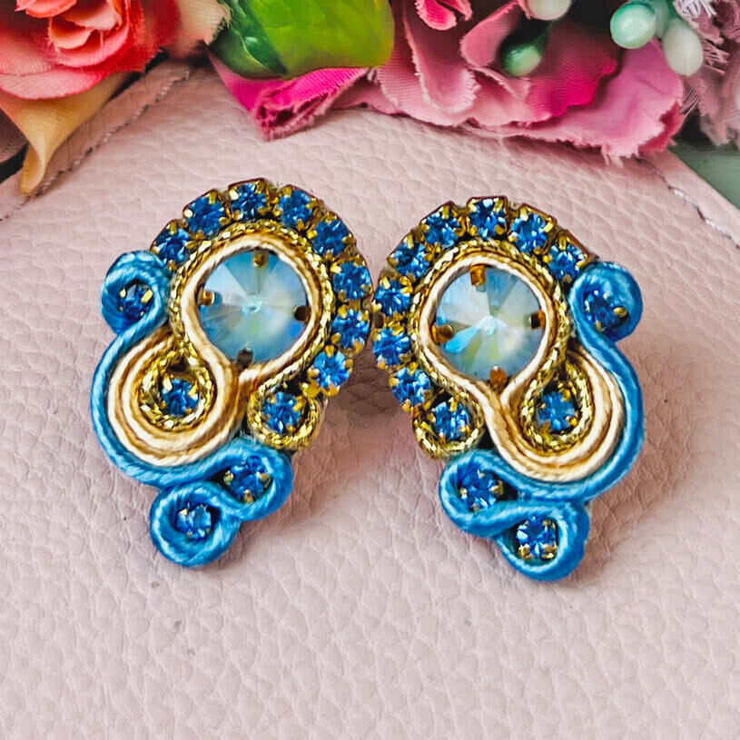 Kleine Soutache-Ohrringe in Blautönen und Gold