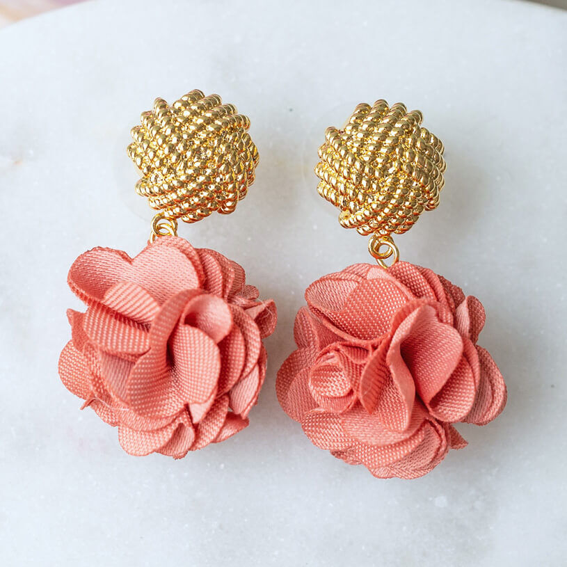 Vergoldete Knoten-Ohrstecker mit rosarotem Blüten-Pompom