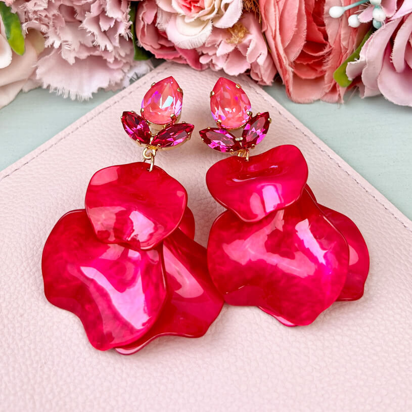 Funkelnde Ohrringe mit pinken Swarovski-Kristallen und Blütenblättern