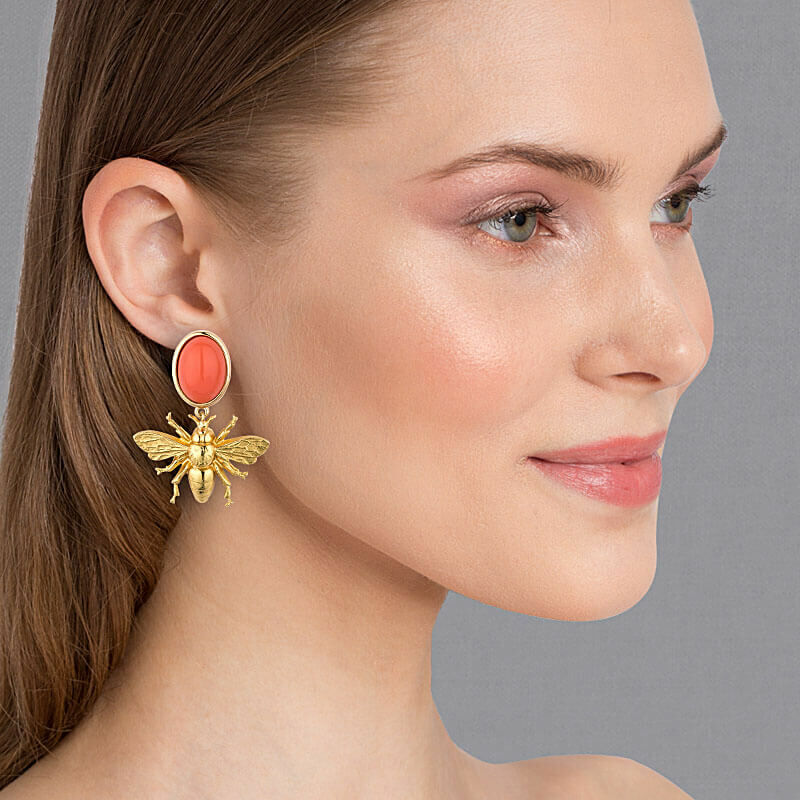 Korallenrote Ohrringe mit vergoldeten Bienen