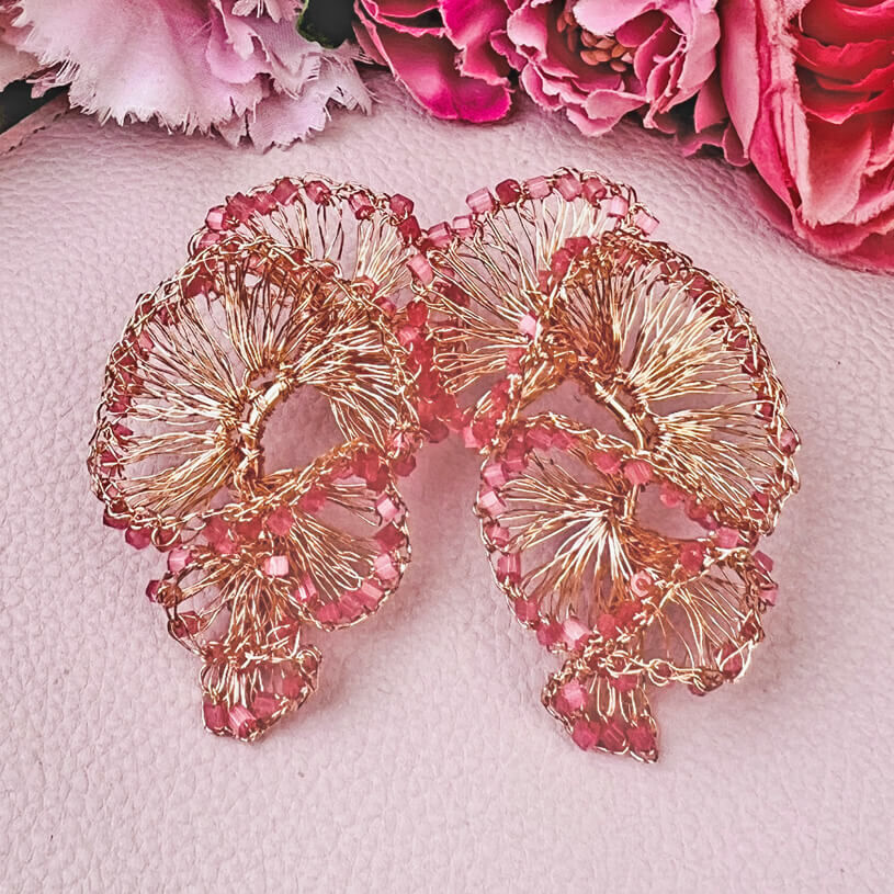 Hochwertige Statement-Ohrringe aus Drähten und rosafarbenen Perlen