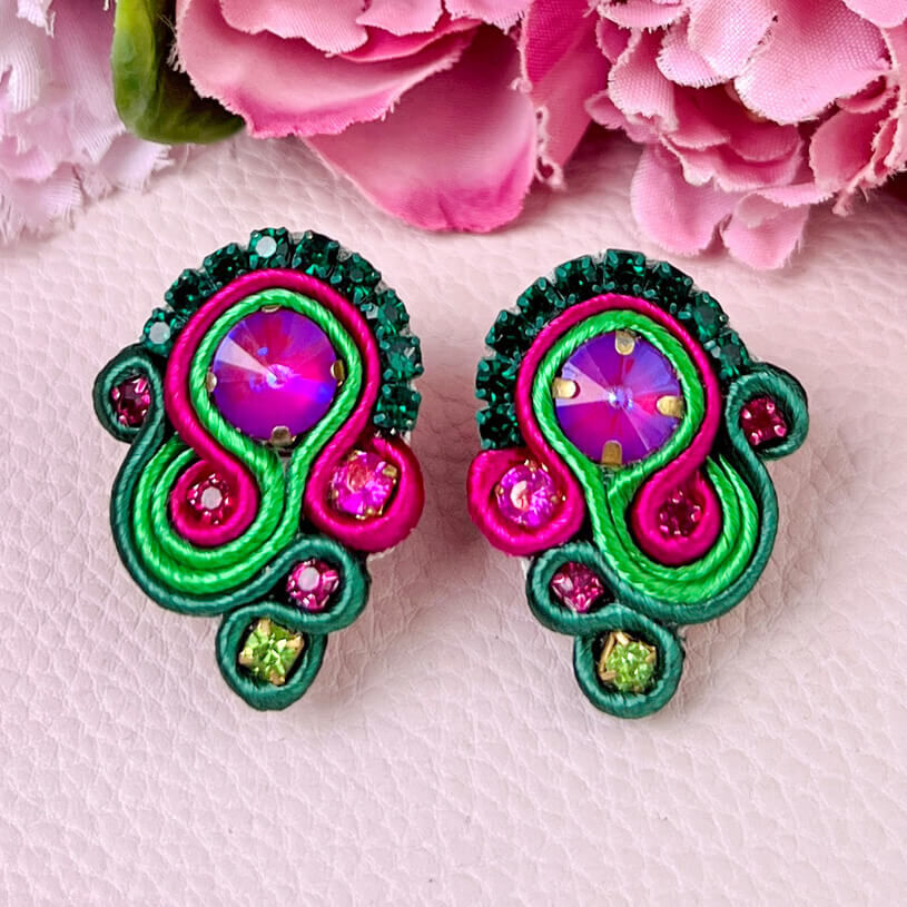 Schöne Soutache-Ohrringe in Dunkelgrün und Pink