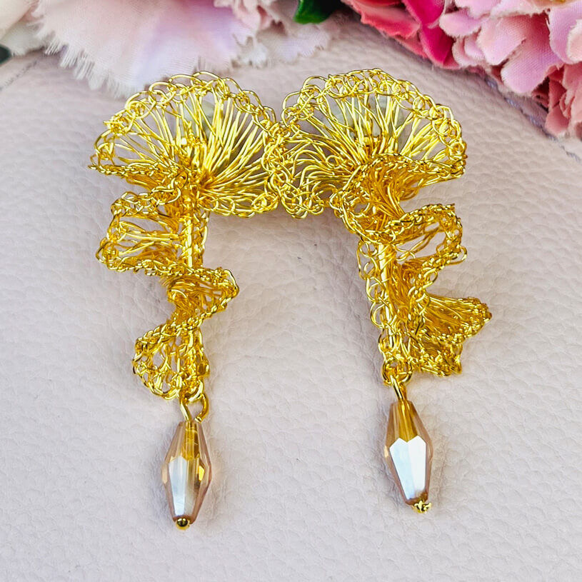 Designer Ohrringe aus goldenen Drähten mit Tropfen