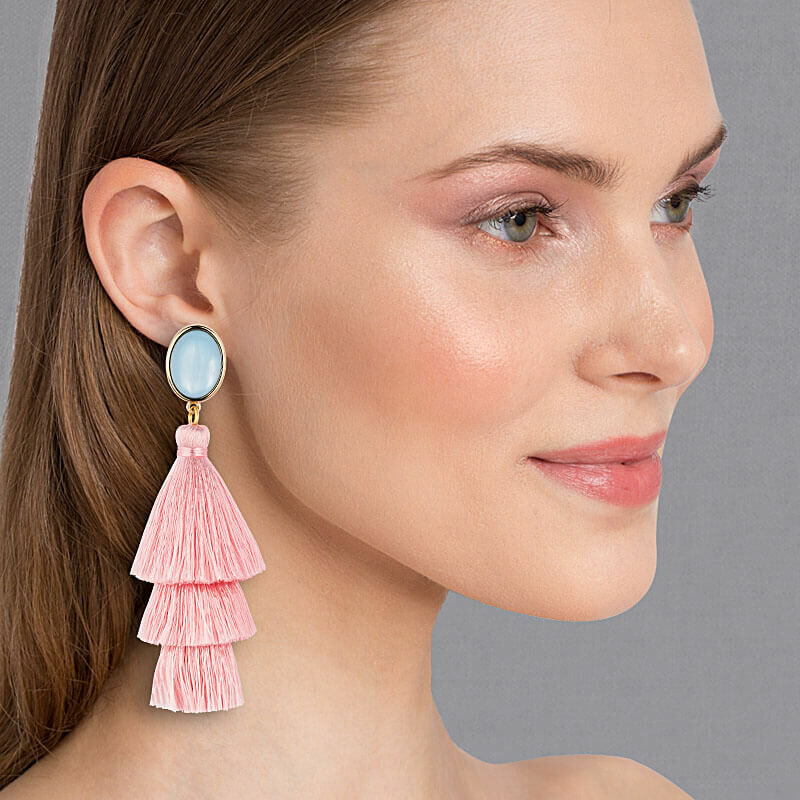 Rosafarbene Quasten-Ohrringe mit hellblauen Ohrsteckern