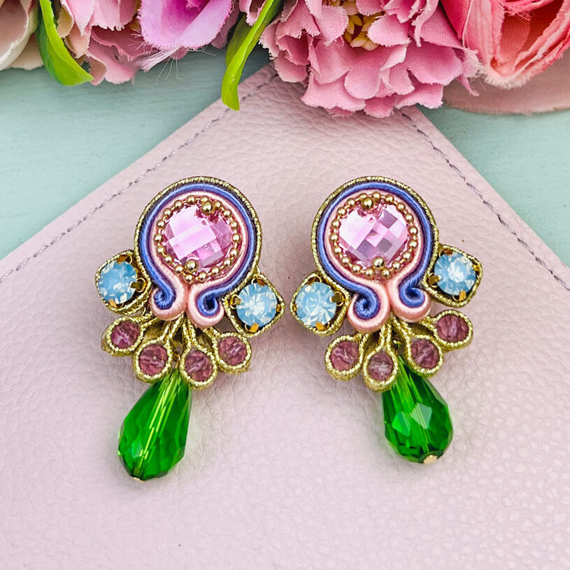Farbenfrohe Statement-Ohrringe in pastelligem Rosa, Flieder und Grün