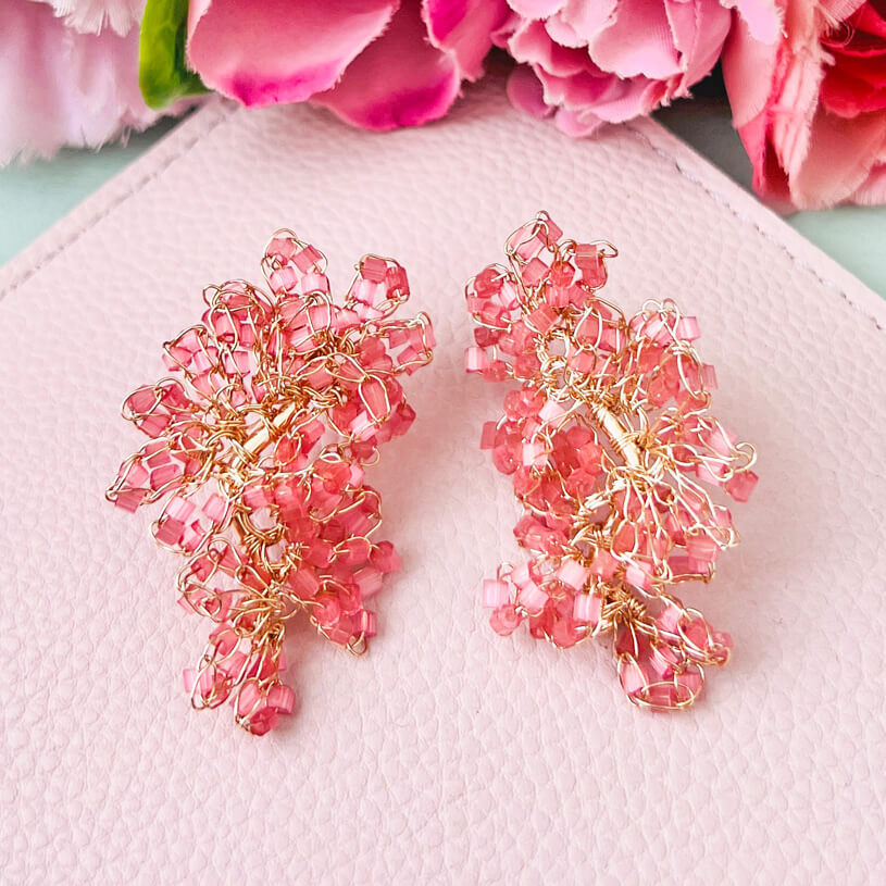 Edle Perlen-Ohrringe aus mehreren Blüten in Pink