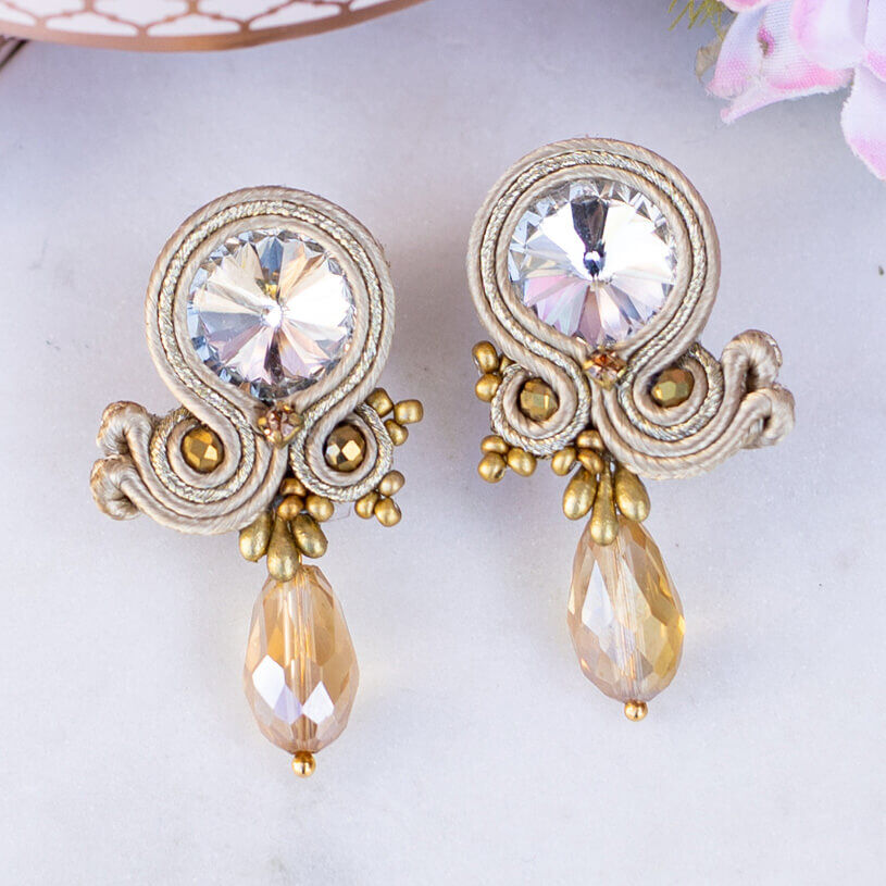 Stylische Soutache-Ohrstecker in Champagner