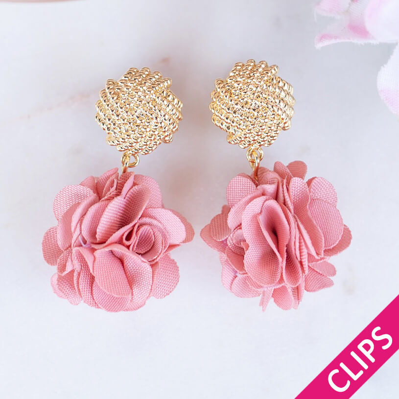 Vergoldete Knoten-Ohrclips mit rasafarbenem Blüten-Pompom