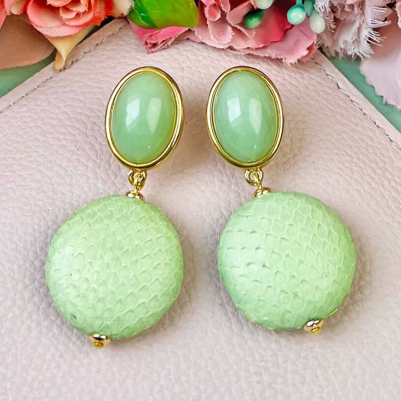 Jadegrüne Ohrringe mit lindgrünem Anhänger in Schlangenhautoptik