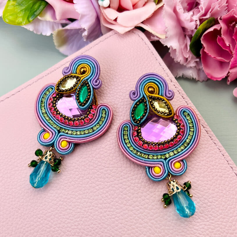 Farbenfrohe Statement-Ohrringe mit blauen Perlen in Flieder, Rosa und Grün