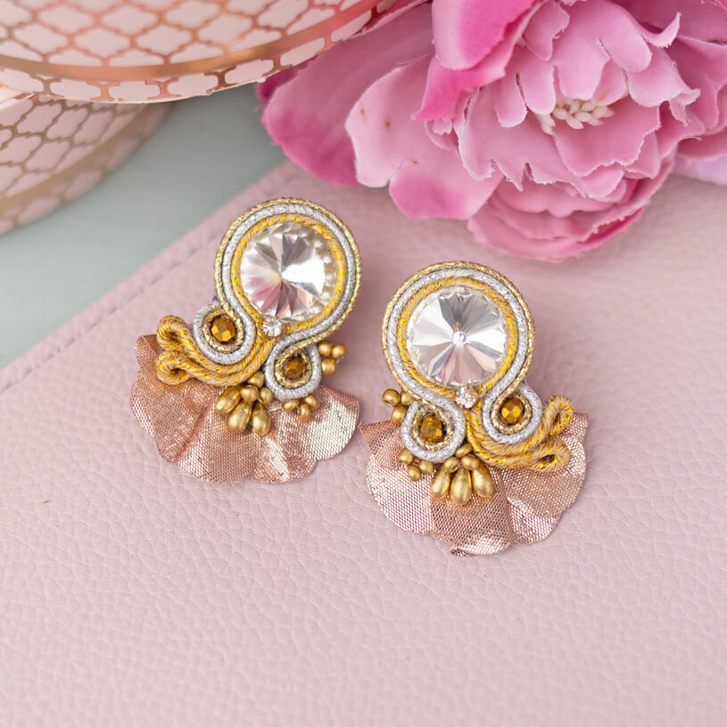 Kleine Soutache-Ohrringe in Lachs und Champagner