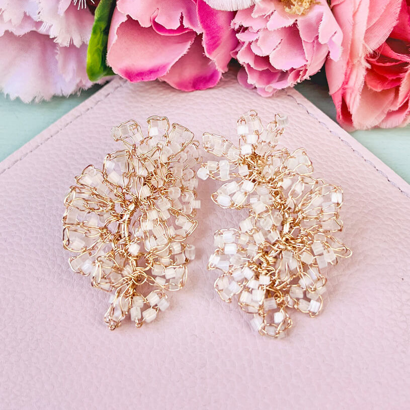 Edle Perlen-Ohrringe aus mehreren Blüten in Weiß