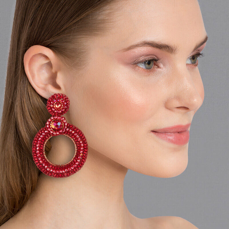 Schöne rote Ohrringe mit Loops