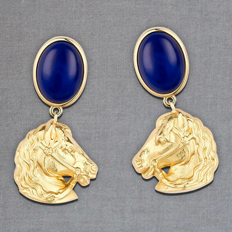 schöne Ohrringe in dunkelblau mit goldenem Pferdekopf