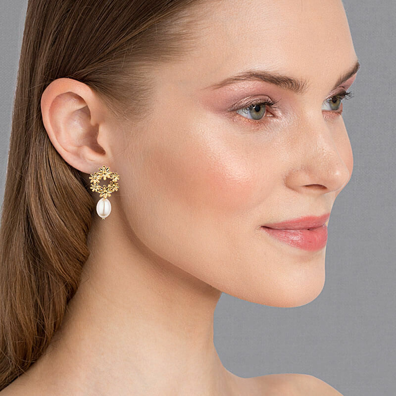 vergoldete Hochzeits-Ohrringe als Perlenohrringe mit Blumenkranz