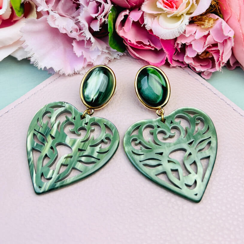 Silbergrüne Hirsch-Ohrringe mit Herz-Ornament in Silbergrün von AmuseToi