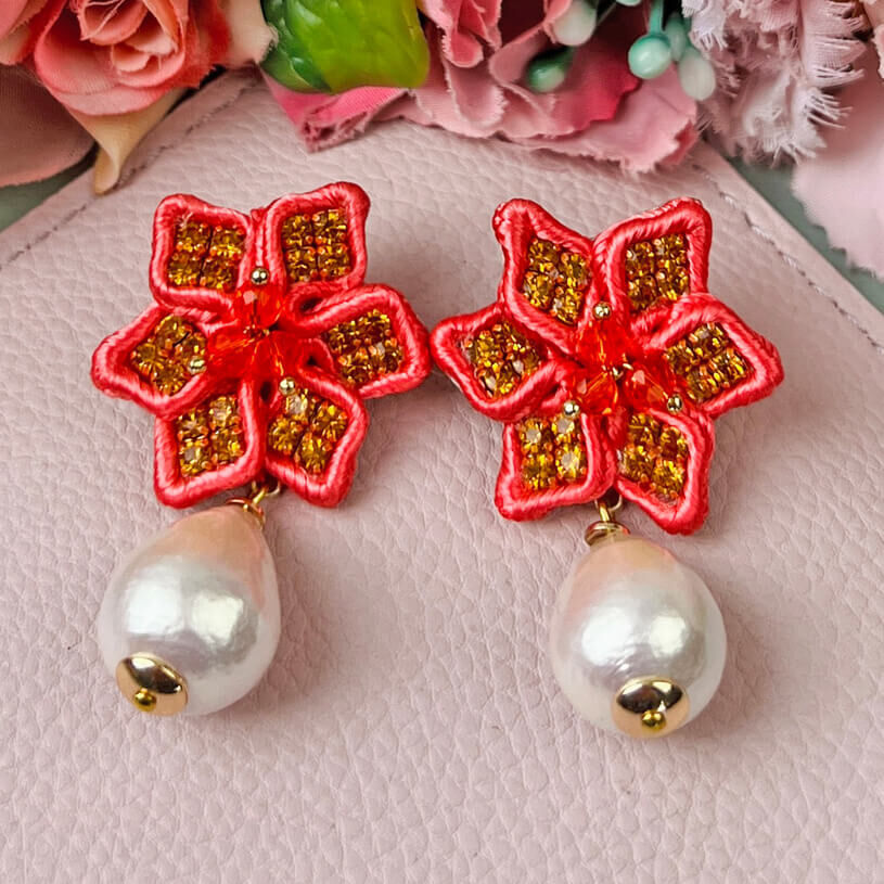 Süße Blumen-Soutache-Ohrringe in Pink mit kleinen Baumwolltropfen