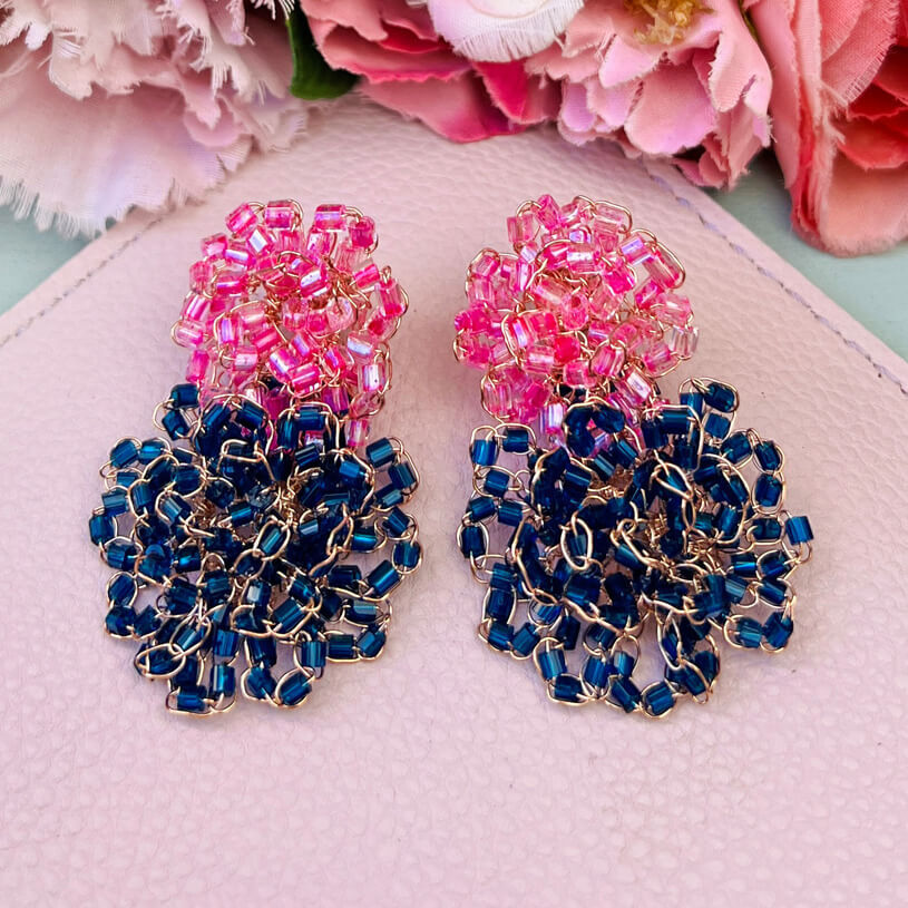 Schöne Perlen-Ohrringe aus zwei Blüten in Pink und Dunkelblau