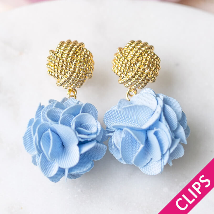 Vergoldete Knoten-Ohrclips mit hellblauem Blüten-Pompom