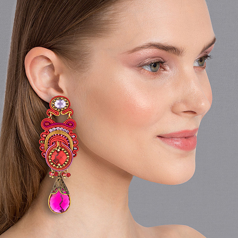 Schöne Ohrringe in Rot und Gold