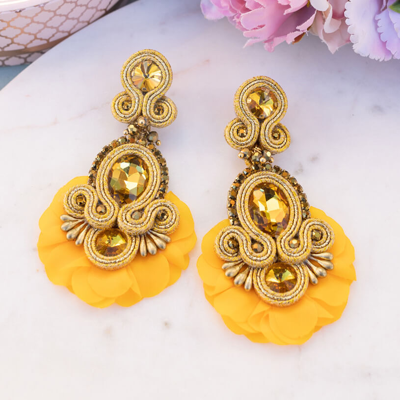 Außergewöhnliche Soutache-Ohrringe in Goldgelb