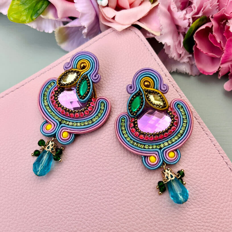 Farbenfrohe Statement-Ohrringe mit blauen Perlen in Flieder, Rosa und Grün