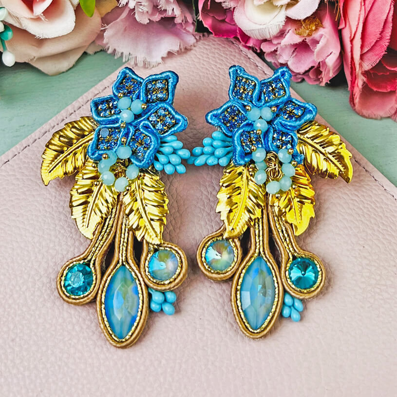Extravagante Soutache-Ohrringe in Blautönen und Gold