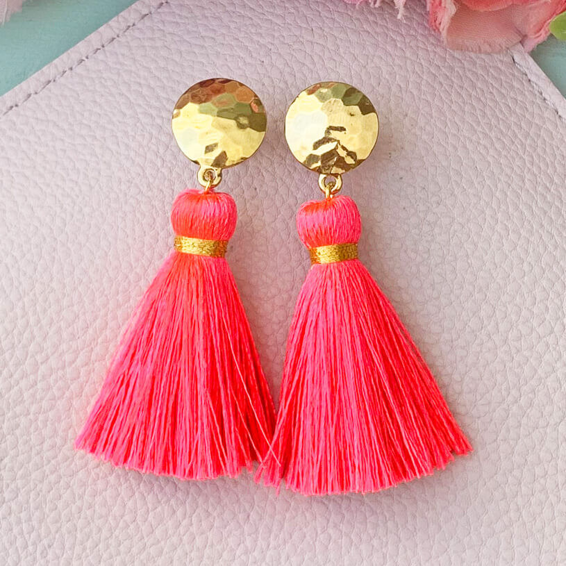 Vergoldete runde Ohrstecker mit neonpinker Quaste
