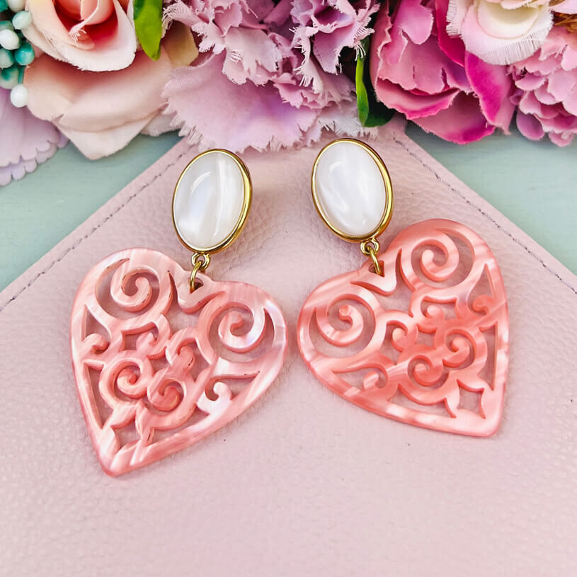 Schöne Herz-Ohrringe mit perlmuttfarbenen Ohrsteckern und Herz-Ornamenten in Rosa von AmuseToi