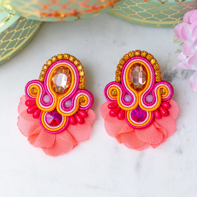 Funkelnde Soutache-Ohrringe in leuchtendem Pink und Orange