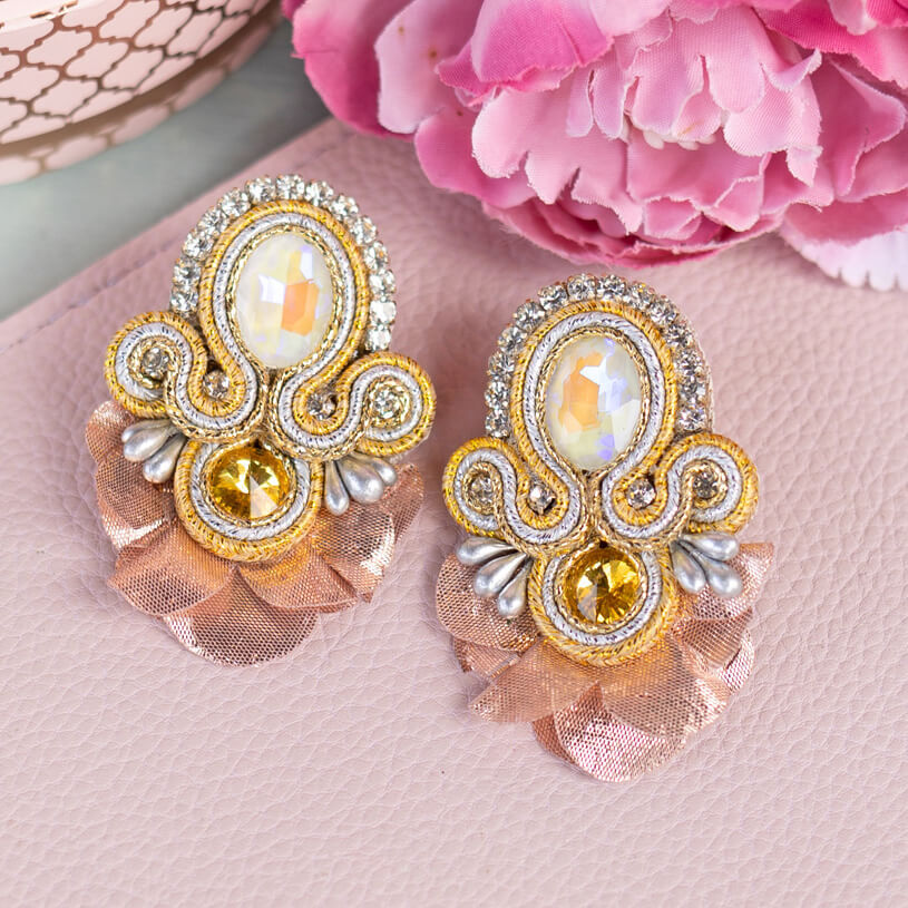 Funkelnde Soutache-Ohrringe in Lachs und Champagner