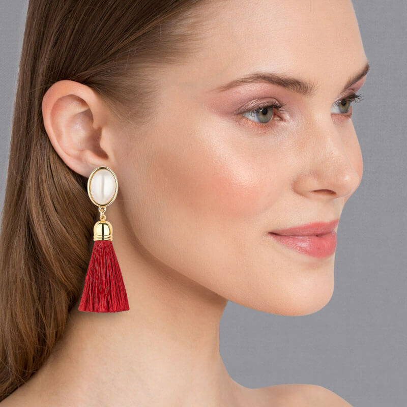 Schöne Ohrringe mit roter Quaste