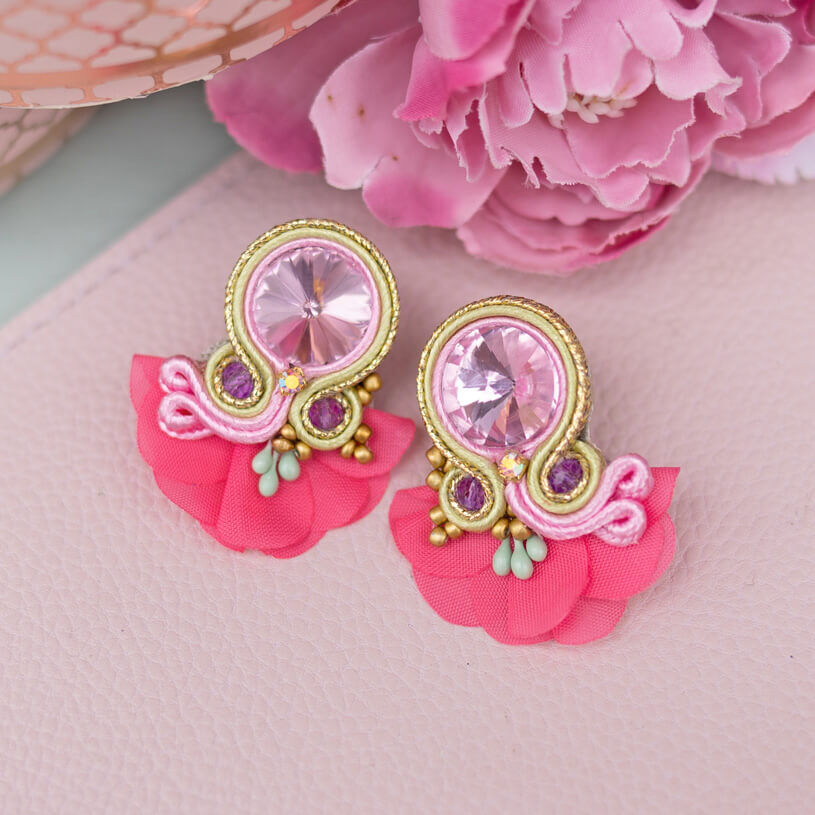 Kleine Soutache-Ohrringe in Rosa