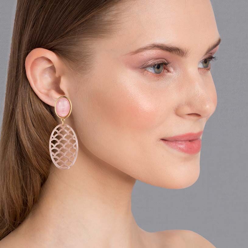 Schöne große Ohrringe in Hellrosa und Beige