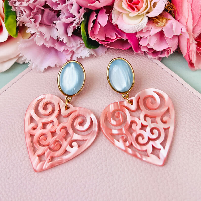 Schöne Herz-Ohrringe mit hellblauen Ohrsteckern und Herz-Ornamenten in Rosa von AmuseToi