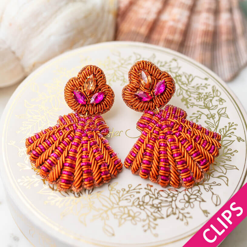 Auffällige Soutacheohrclips als pink-orange Muschel