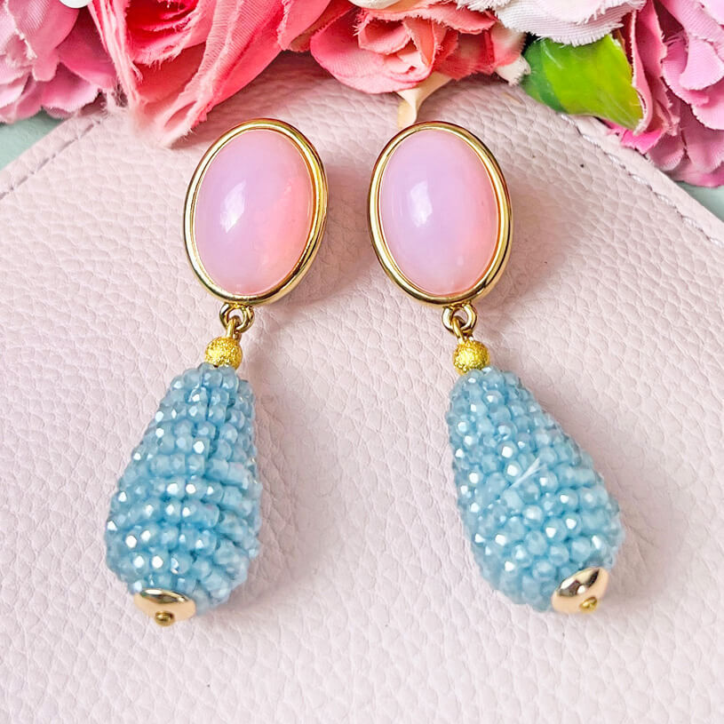 Rosafarbene Ohrringe mit glitzerndem hellblauen Tropfen von AmuseToi