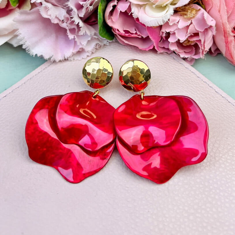Vergoldete Ohrringe mit roten Blütenblättern