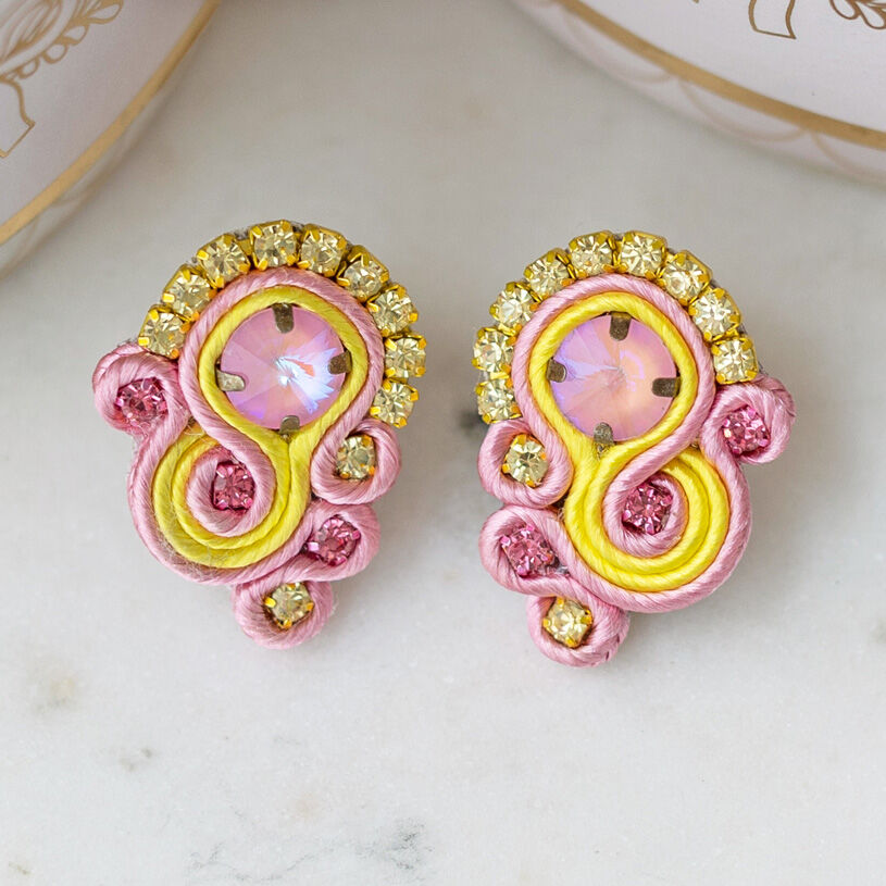 Kleine Soutache-Ohrringe in Rosa und Gelb