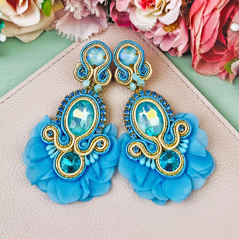 Außergewöhnliche Soutache-Ohrringe in Blautönen und Gold