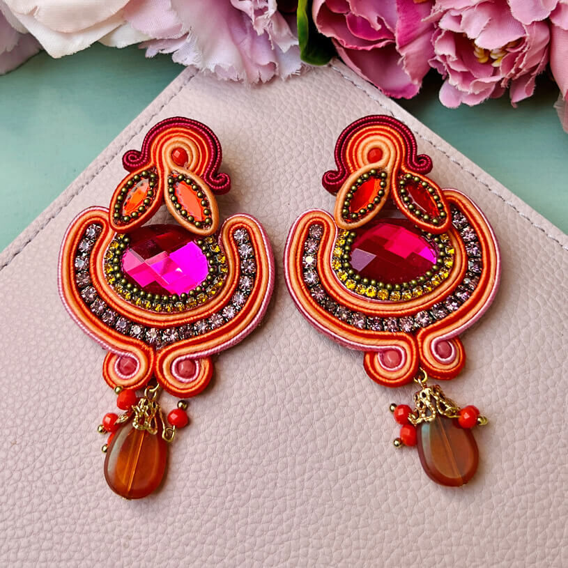 Farbenfrohe Statement-Ohrringe in Orange und Pink