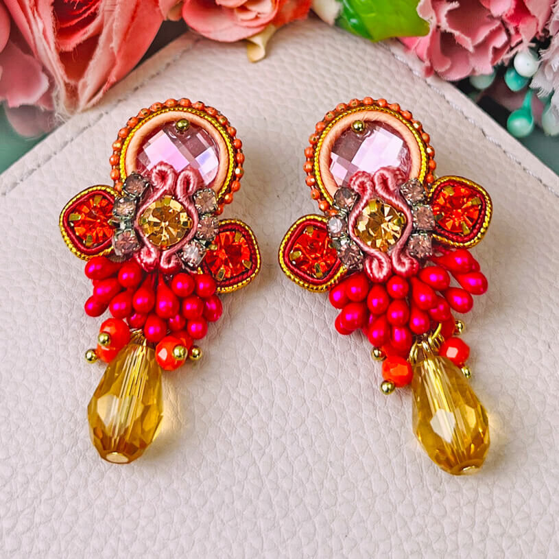 Zeitlose Soutache-Ohrringe in Pink, Rosa und Gold