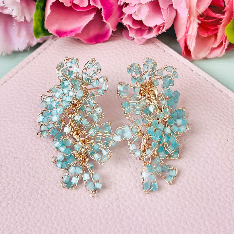 Edle Perlen-Ohrringe aus mehreren Blüten in Blau