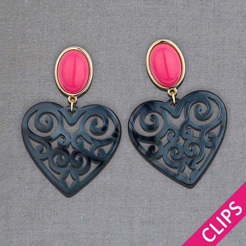 Schöne Herz-Ohrringe mit pinken Ohrclips und Herz-Ornamenten in Dunkelblau von AmuseToi